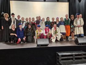 Grupa Teatralna z&nbsp;GCKiB w&nbsp;Lubochni, która przygotowała spektakl "Zrękowiny"