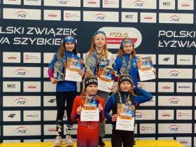 Najlepsze zawodniczki sezonu w&nbsp;kat. E1 (w górnym rzędzie w&nbsp;środku Lena Wolska z&nbsp;KS Arena)