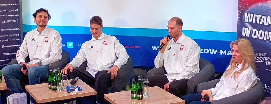 Od lewej siedzą: trener Roland Cieślak, Vladimir Semirunnii, Damian żurek i Karolina Bosiek