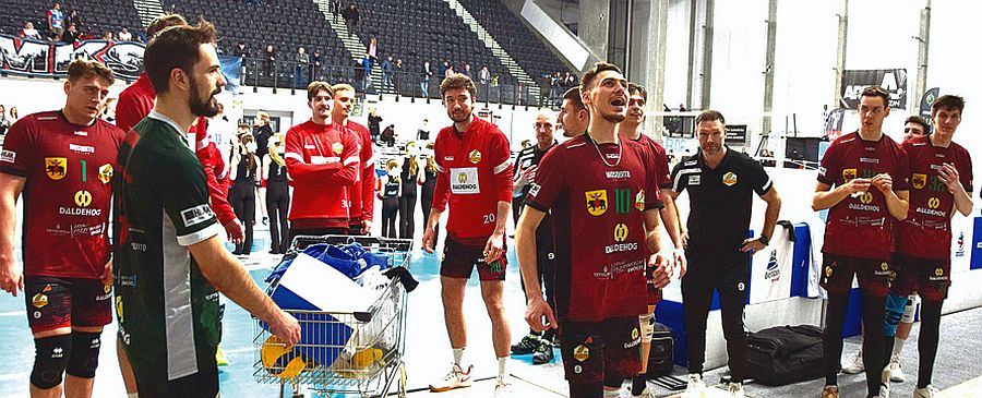 Siatkarze Lechii dziękują swym wiernym kibicom za doping w Będzinie (fot. Kamil Borkowski)