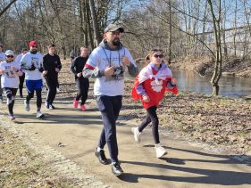 W biegu uczestniczyło wiele rodzin. Na&nbsp;pierwszym planie pan Karol z&nbsp;córką Polą