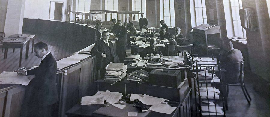 Wnętrze banku niewiele się zmieniło (fotografia znajdująca się w siedzibie Banku Pekao SA w Tomaszowie)