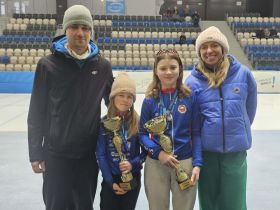 Agnieszka Grałek i&nbsp;Agata Sobczak (KS Pilica) najlepsze w&nbsp;wieloboju (w najmłodszych kategoriach F i&nbsp;E) z&nbsp;trenerami Małgorzatą Jabłońską (Agnieszki) i&nbsp;Sebastianem Królem (Agaty)