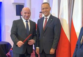 Z rąk Prezydenta RP Karol Nawrocki prezydent Tomaszowa Marcin Witko odebrał  akt powołania do&nbsp;Rady ds. Samorządu Terytorialnego przy Prezydencie RP