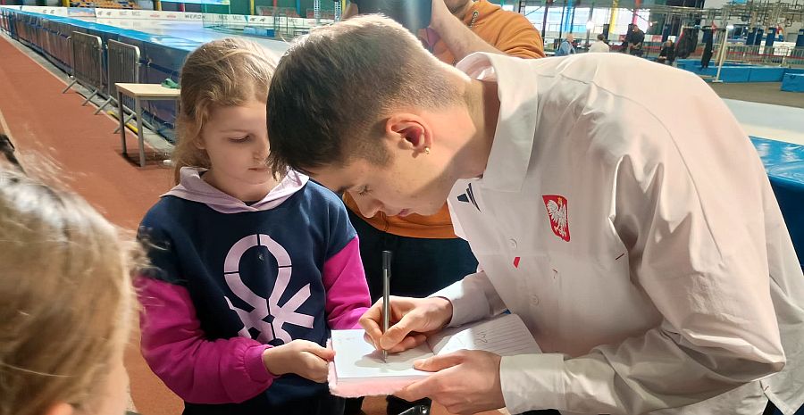 Vladimir Semirunnii, wicemistrz olimpijski, przekazał swój medal dzieciom w Arenie Lodowej w Tomaszowie Mazowieckim.