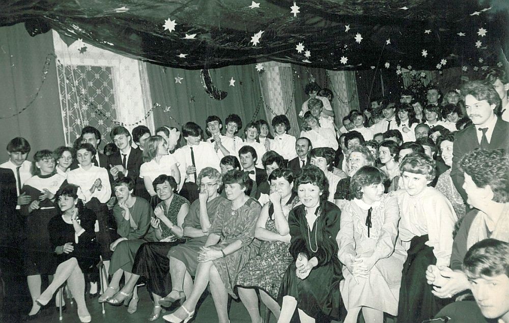 Program artystyczny podczas studniówki w Zespole Szkół Zawodowych nr 2 w 1986 r. Na pierwszym planie kadra placówki (fot. ze zbiorów Zofii Zielińskiej)