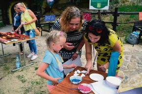 Jaskiniowcy przed grotami