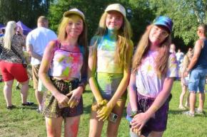 Bańki mydlane i kolory tęczy na błoniach