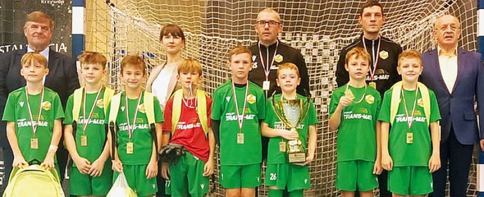 Drużyna Lechii z rocznika 2016 z trofeami zdobytymi w Piotrkowie