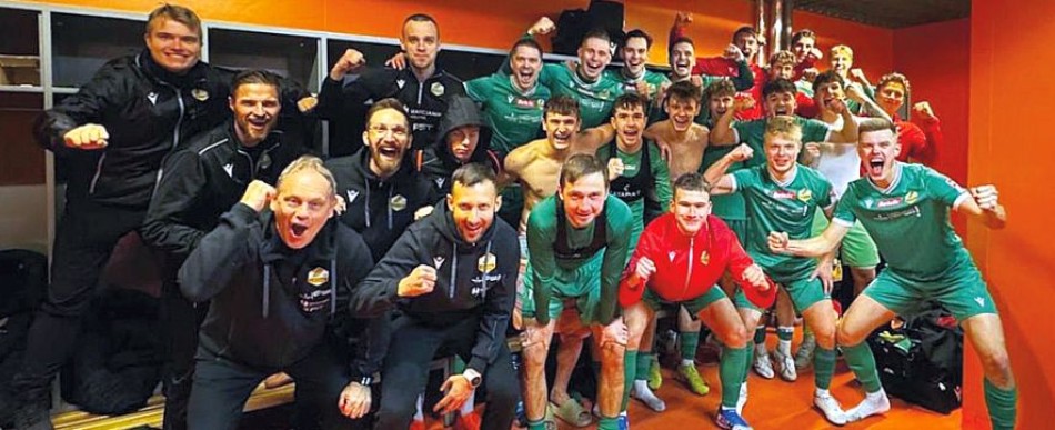 Radość tomaszowskiej ekipy piłkarskiej w szatni po pokonaniu w Białymstoku Jagiellonii II fot. www.lechiatm.pl