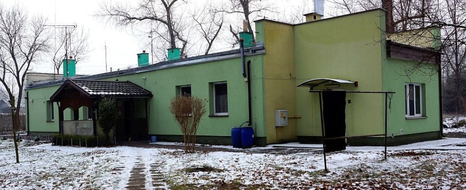 W przypadku zagrożenia należy dzwonić pod numer 112. Informacje o możliwości schronienia się przed mrozem można uzyskać pod numerem telefonu do Schroniska dla Bezdomnych Mężczyzn i ogrzewalni – 44 724-95-92.