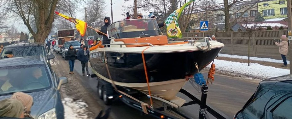 Król okazał się też sternikiem łodzi motorowodnej