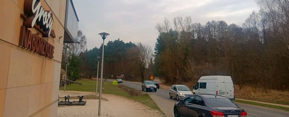 Groty odwiedza coraz więcej zmotoryzowanych turystów. A miejsc parkingowych jest jak na lekarstwo. Jeszcze w tym roku ma być ich więcej