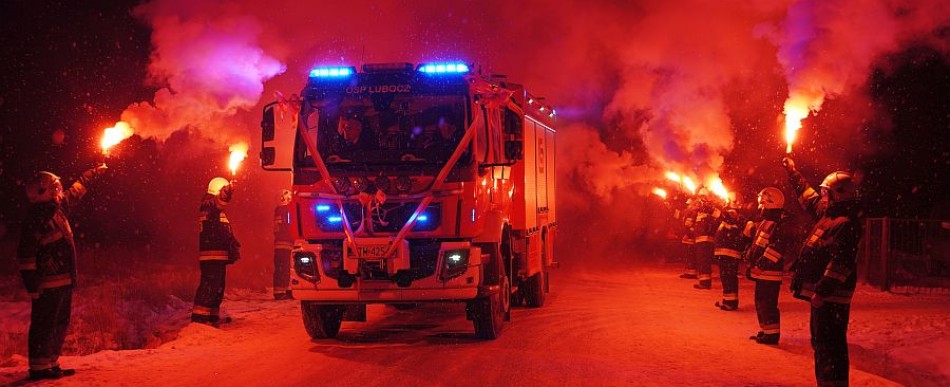 Nowe auto powitały race i syreny