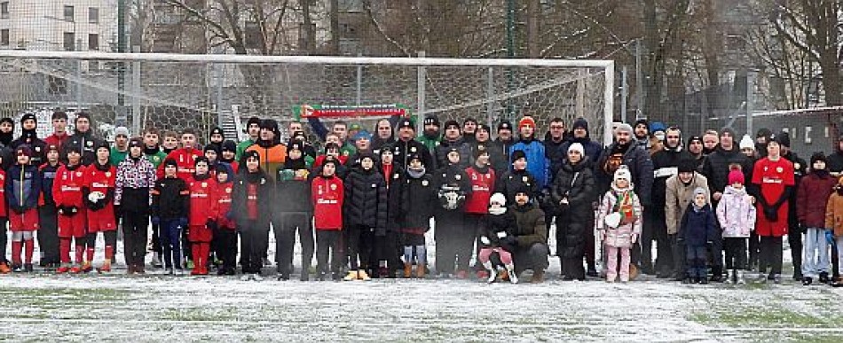 Uczestnicy noworocznego spotkania piłkarskiego na boisku ze sztuczną murawą przy ul. Nowowiejskiej fot. RKS Lechia