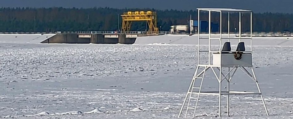 Zamarznięty Zalew Sulejowski wygląda piękne, ale lepiej podziwiać jego uroki z brzegu.
