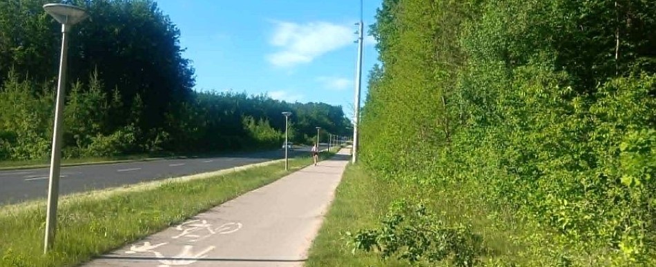 Na ścieżce do grot stoi lampa przy lampie...