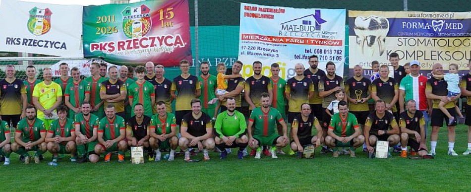 Po meczu zawodnicy ustawili się do pamiątkowego zdjęcia