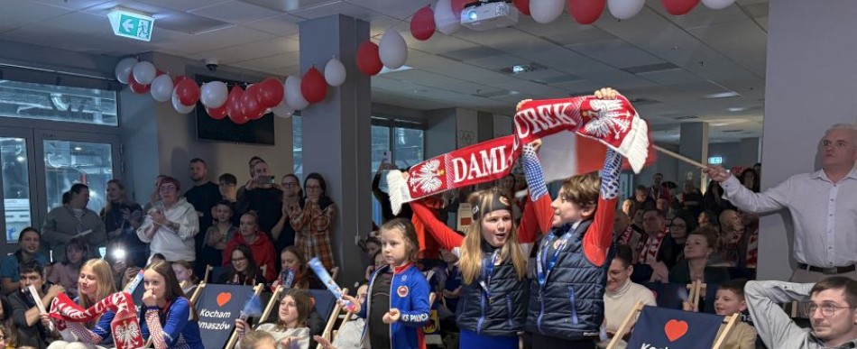 Młode łyżwiarki z Tomaszowa dopingują Damiana Żurka