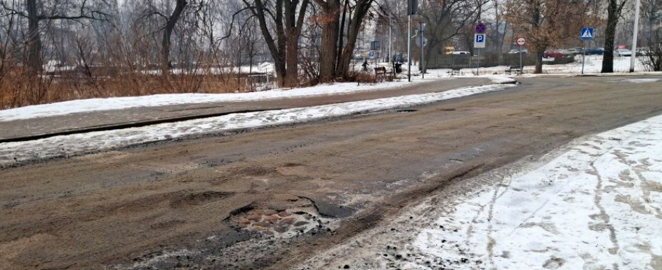 Dziurawe drogi w Tomaszowie Maz, gdzie zgłosić