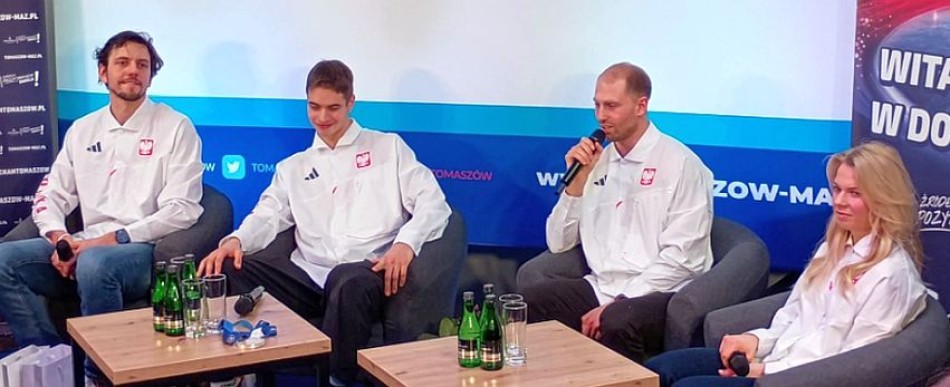 Od lewej siedzą: trener Roland Cieślak, Vladimir Semirunnii, Damian żurek i Karolina Bosiek
