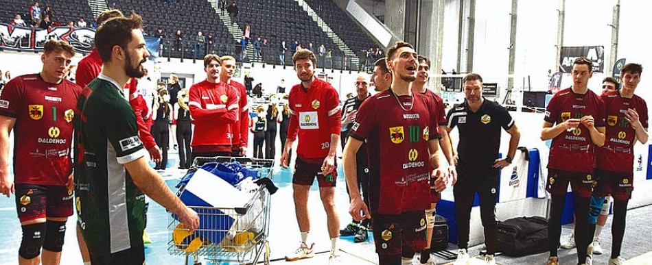 Siatkarze Lechii dziękują swym wiernym kibicom za doping w Będzinie (fot. Kamil Borkowski)