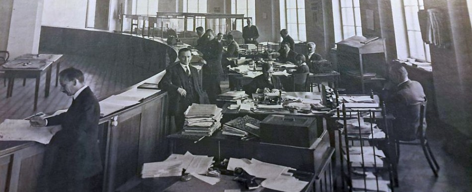 Wnętrze banku niewiele się zmieniło (fotografia znajdująca się w siedzibie Banku Pekao SA w Tomaszowie)