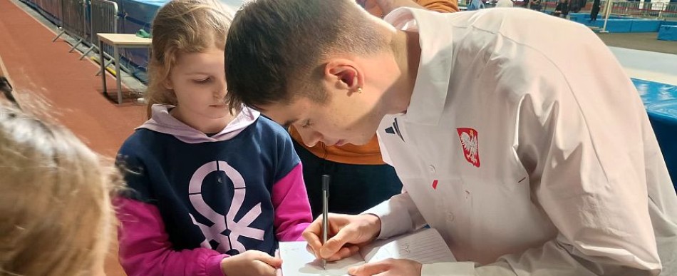 Vladimir Semirunnii, wicemistrz olimpijski, przekazał swój medal dzieciom w Arenie Lodowej w Tomaszowie Mazowieckim.